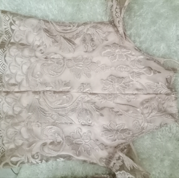 Women's Embroidered Cold Shoulder Top, Size 10 - Picture 4 of 5